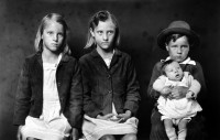 http://bernalespacio.com/files/gimgs/th-47_Mike Disfarmer Untitled, (two girls sitting, boy standing holding a baby), 1939-46.jpg